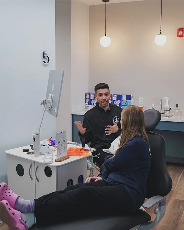 Dr. Wiktorski reviewing a digital scan with a patient