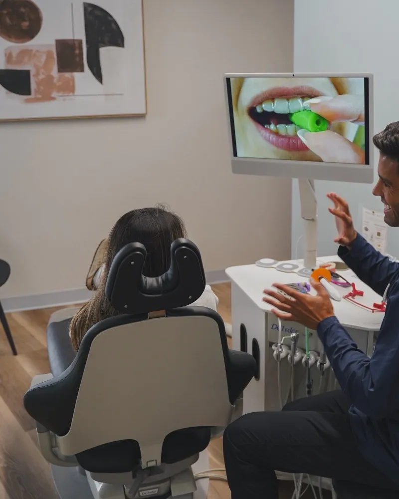 Dr. Wiktorski reviewing a scan with a patient at Wiktorski Orthodontics